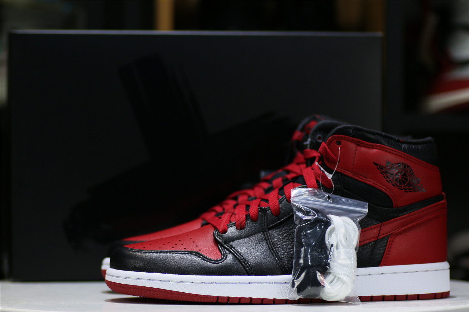 Air Jordan 1 OG Banned/Bred 2011 (LN5 A1 ,Deadstock,with tiny Flaws)