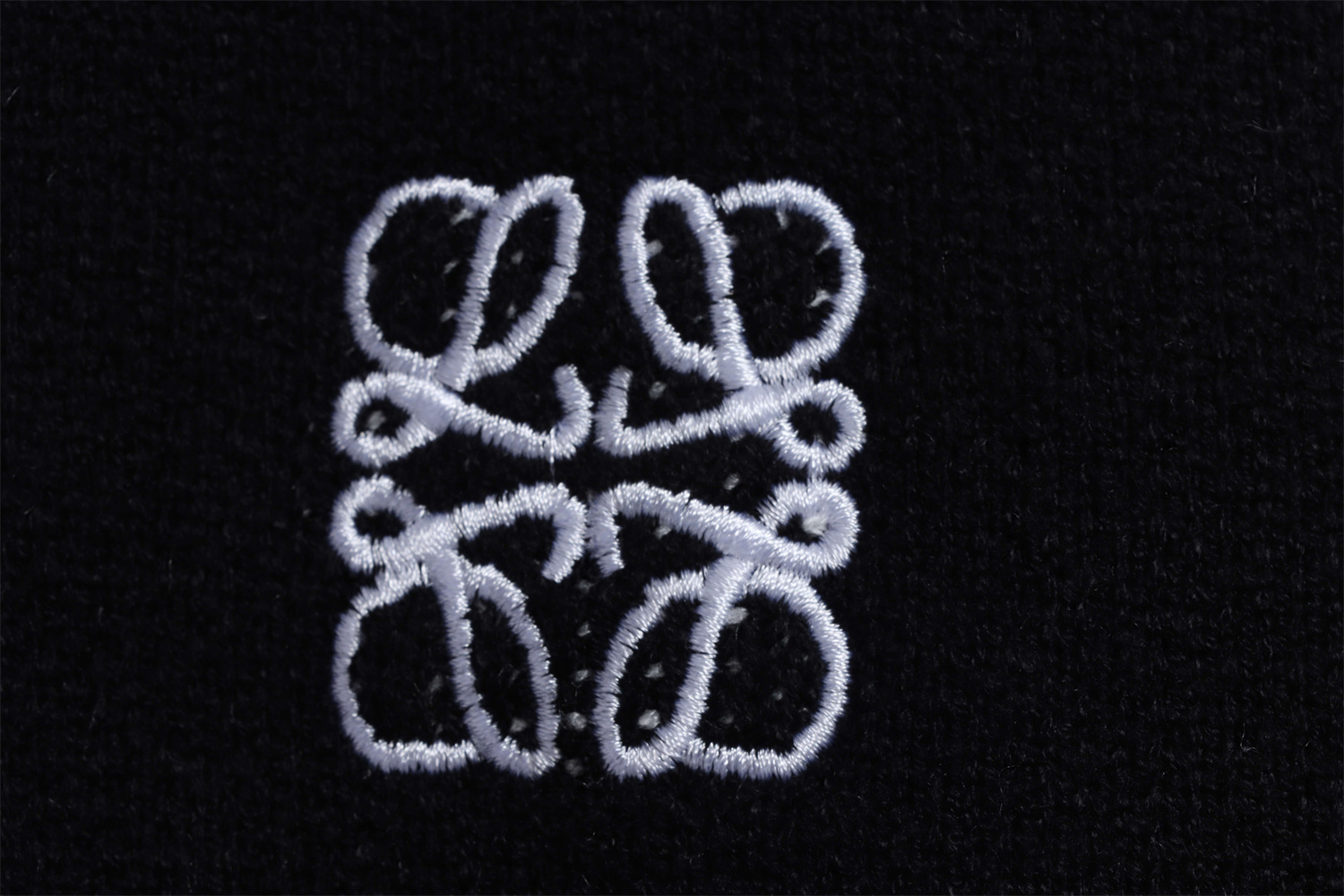 LOEVVE 22FW Ribbon Embroidered Crew Neck Sweater