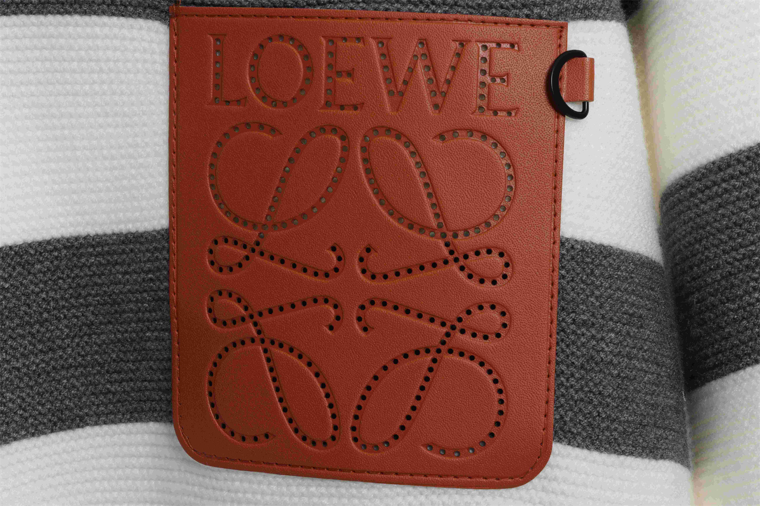 Loevve 22SS autumn and winter new round neck striped patch sweater