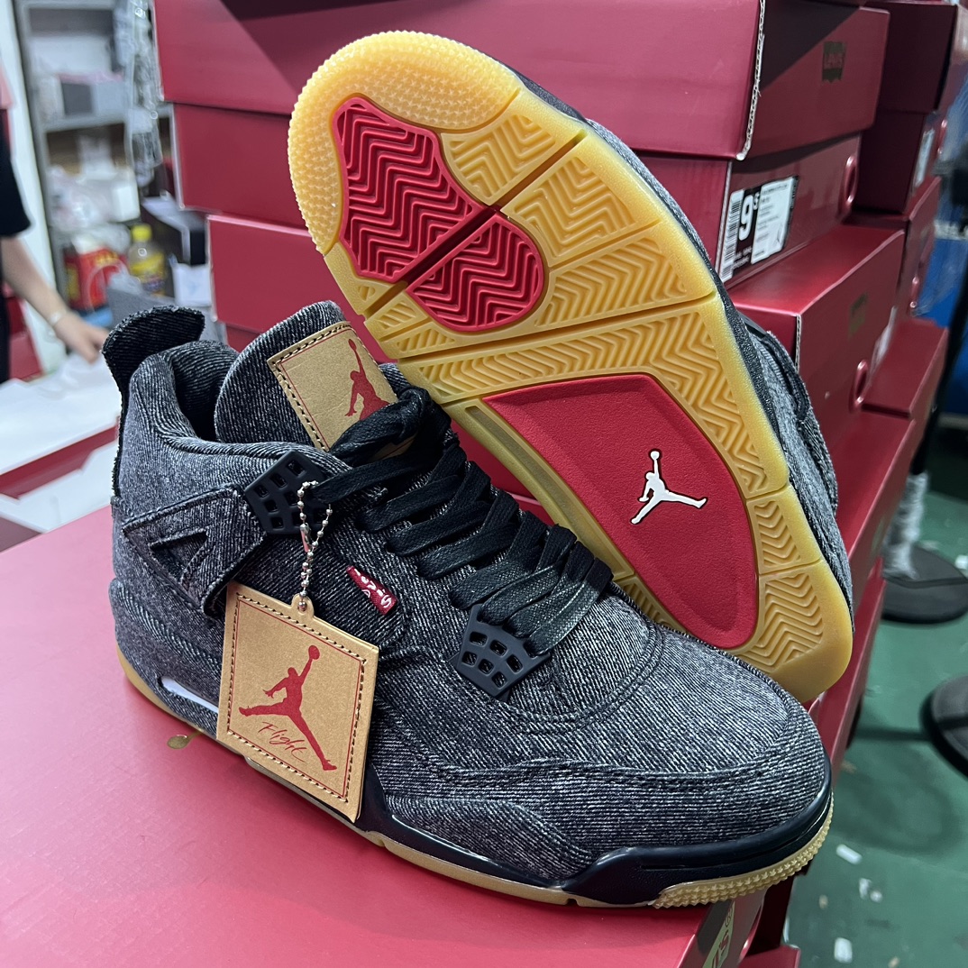Air Jordan 4 Retro Levi’s Black (Levi’s Tag)