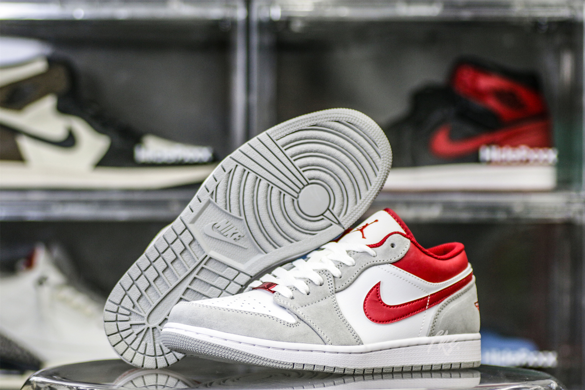 Air Jordan 1 Low SE Light Smoke Grey Gym Red