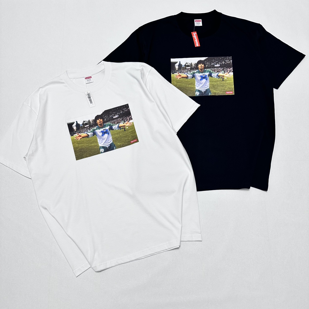 Suprem3 24SS Maradona Tee(2 Colors)