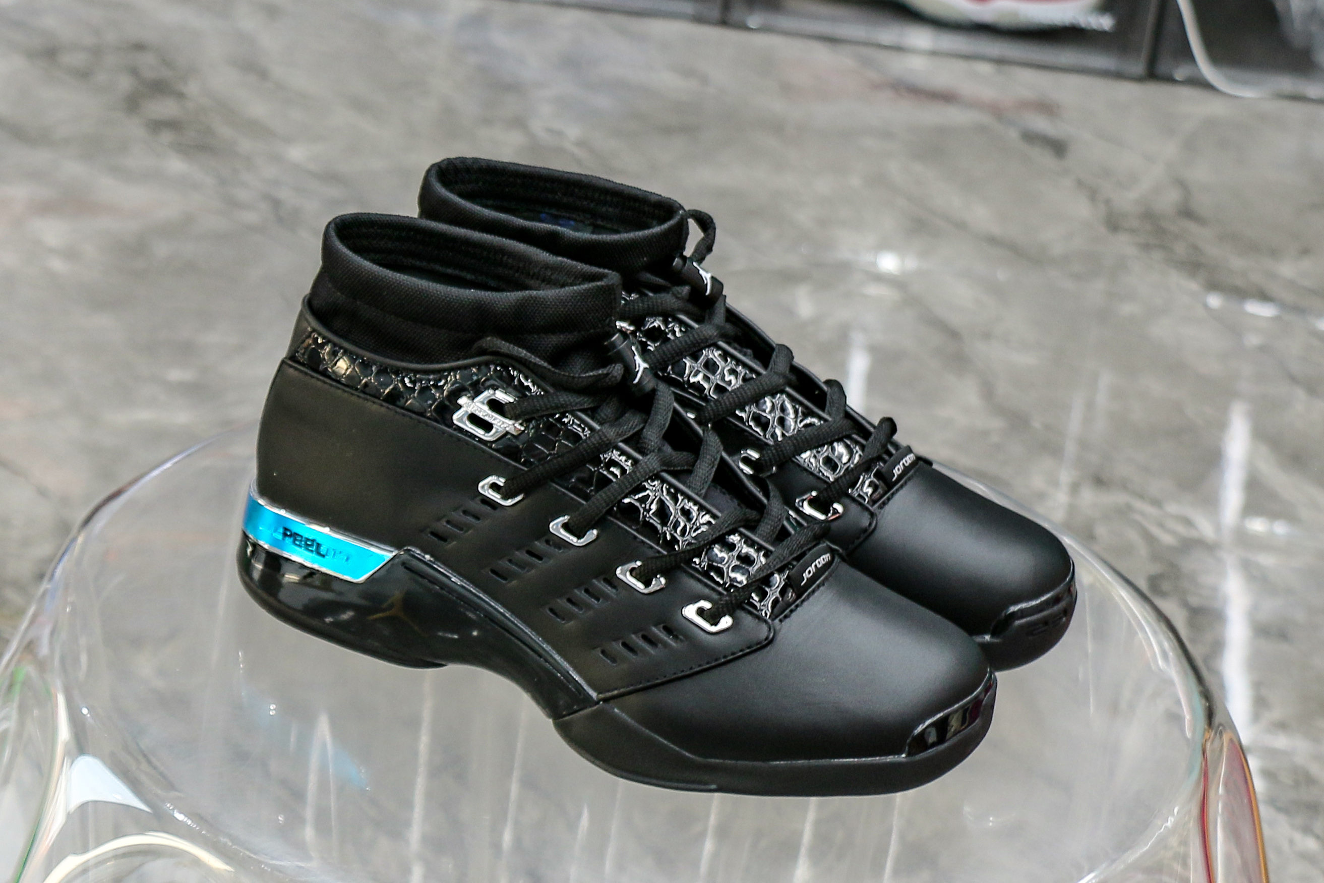 Jordan 17 OG Low Black Chrome (Regular box)