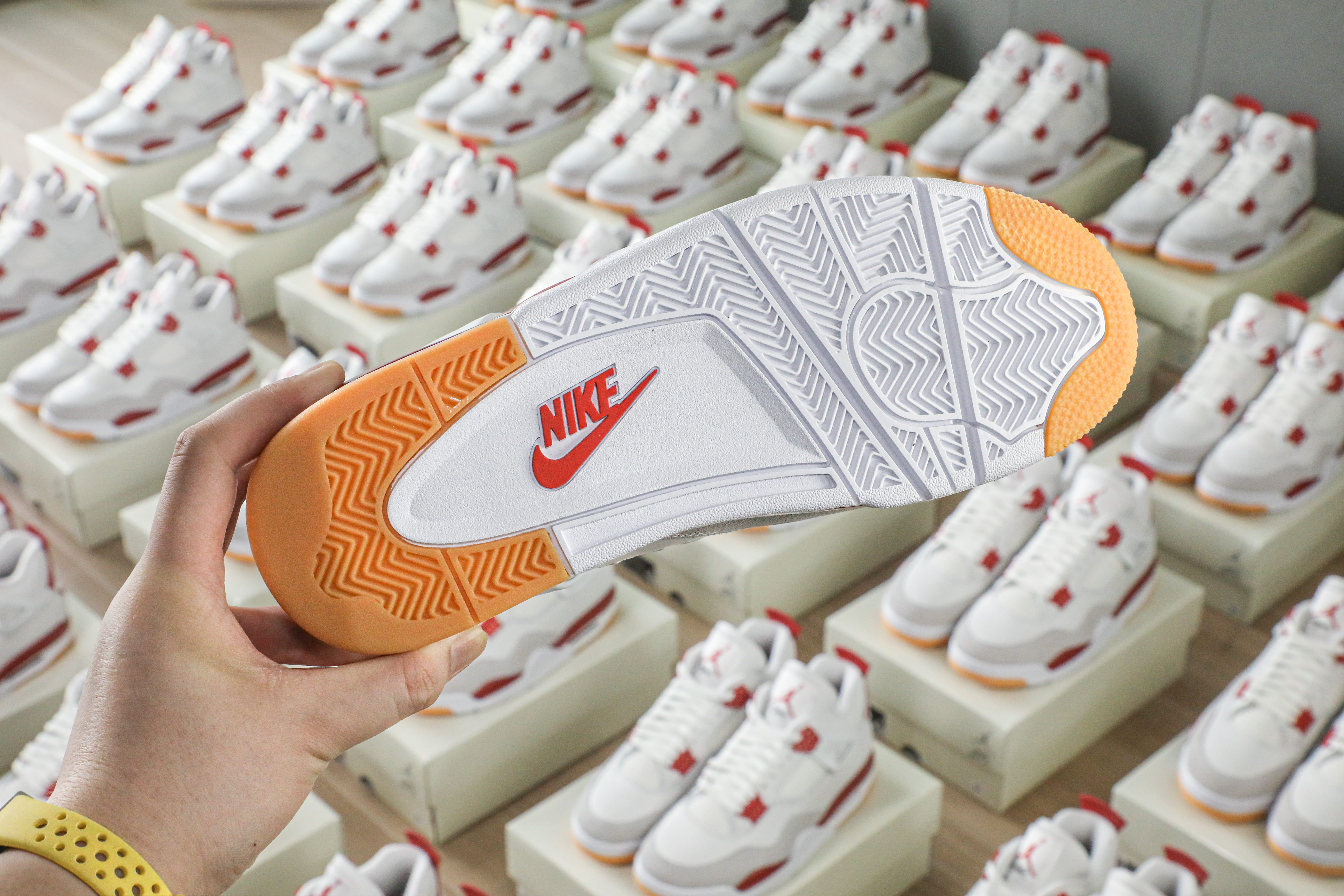 Nike SB x Air Jordan 4 Varsity Red is a Family & Friends (LN5 A1 Batch)